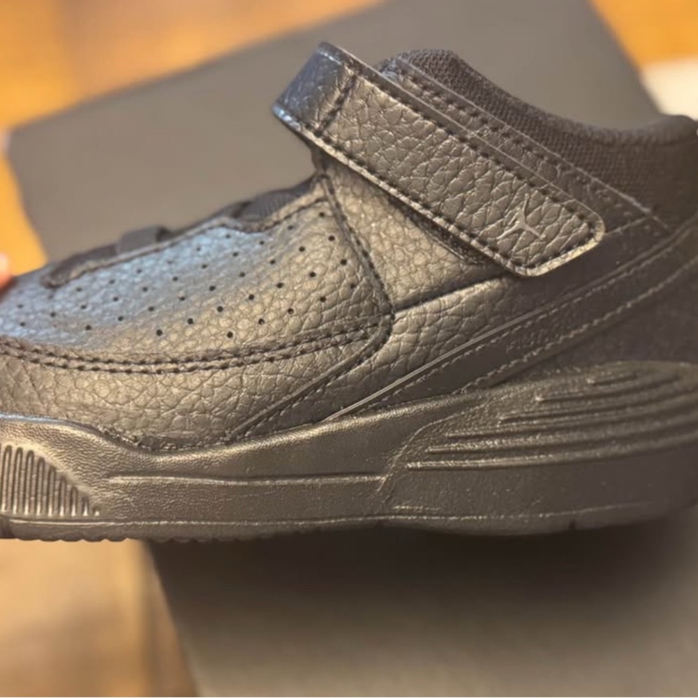 Jordan Max Aura 5 NIB 9C